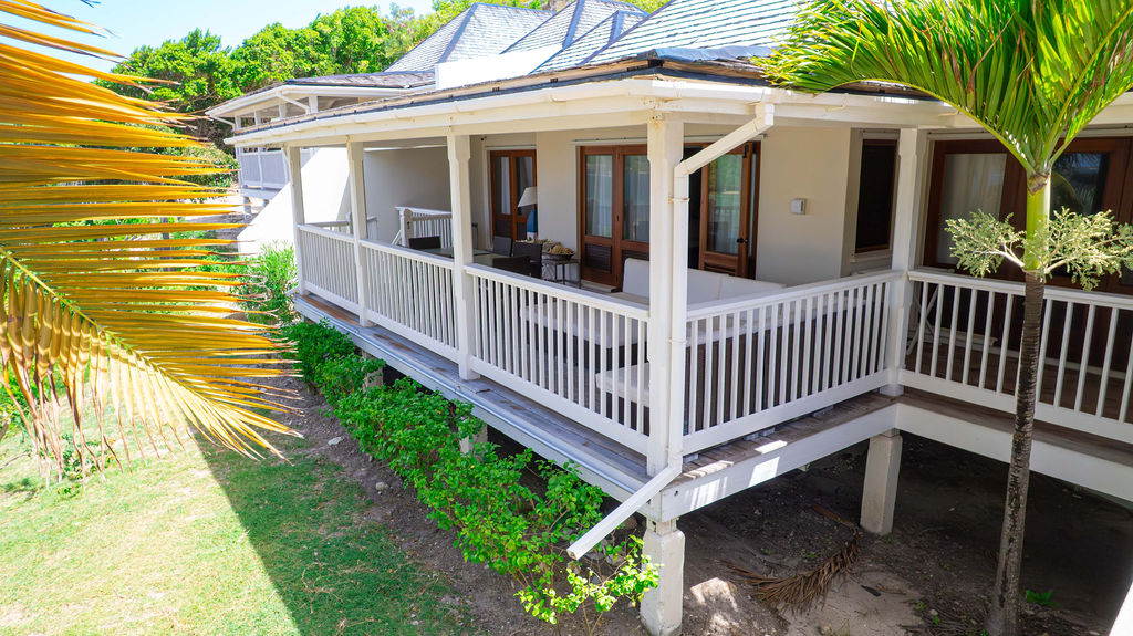outdoor covered terrace