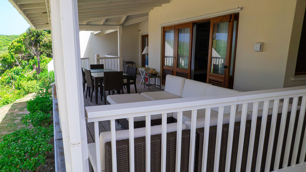 outdoor covered terrace